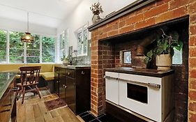 Harrys House Warburton - Peaceful Riverside Cottage In The Perfect Location